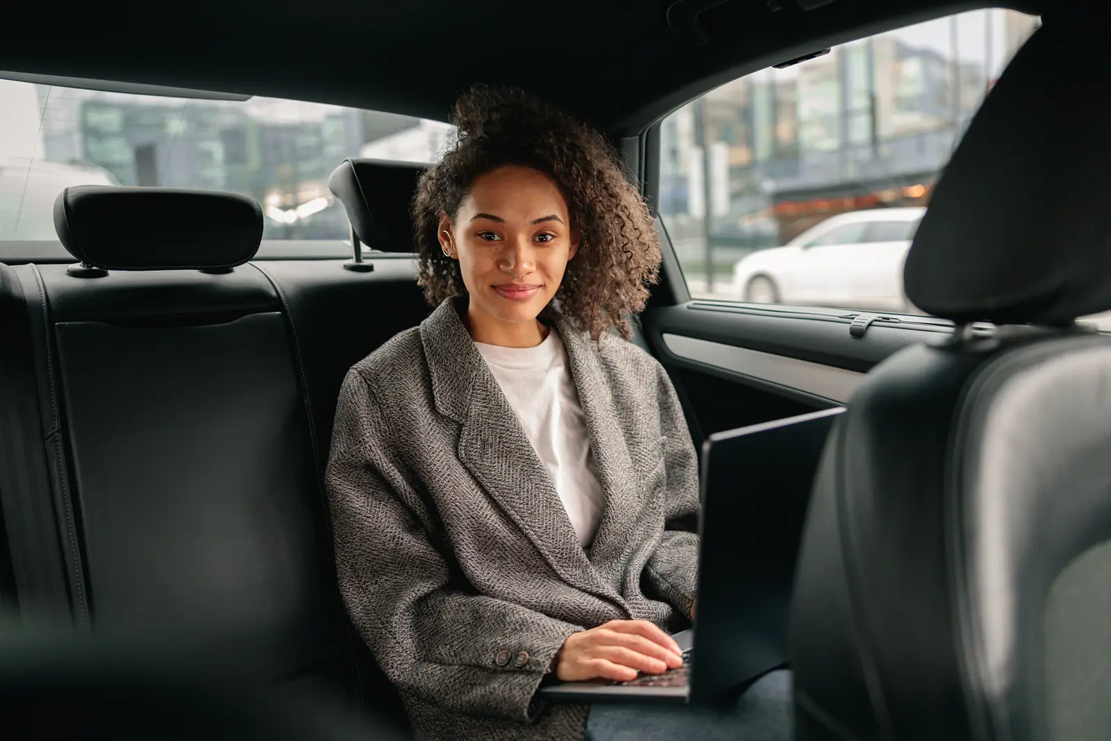 Business travel aziende ragazza in auto con pc